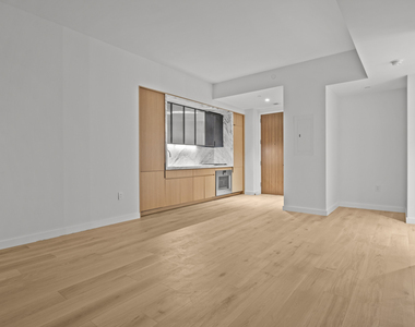 135 E 47th Street - Photo Thumbnail 1