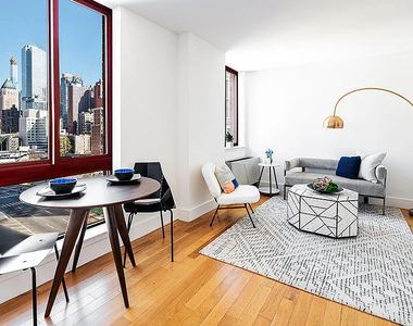 West 35th Street - Photo Thumbnail 4