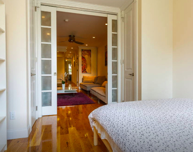 East 7th Street and 1st Avenue - Photo Thumbnail 5