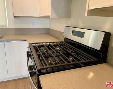 626 N Kingsley Drive - Photo Thumbnail 3