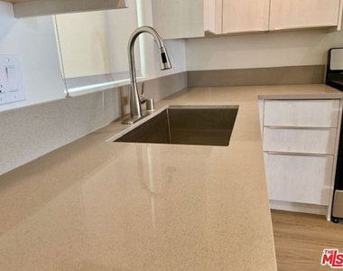 626 N Kingsley Drive - Photo Thumbnail 2