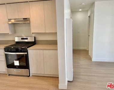 626 N Kingsley Drive - Photo Thumbnail 4