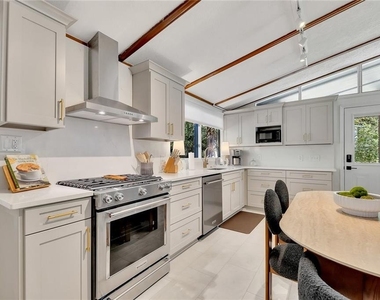 111 Robinhood Drive - Photo Thumbnail 11