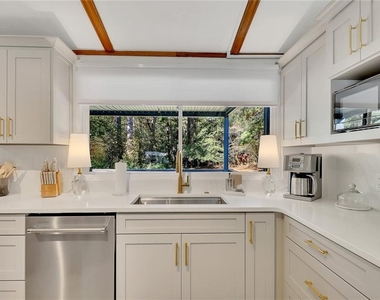 111 Robinhood Drive - Photo Thumbnail 9