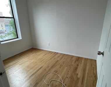 262 West 24th Street - Photo Thumbnail 3