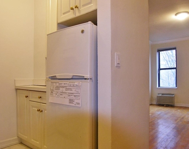 East 83rd Street - Photo Thumbnail 3