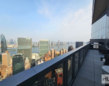 East 44th Street - Photo Thumbnail 12