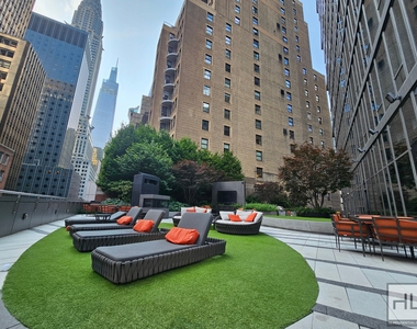 East 44th Street - Photo Thumbnail 9