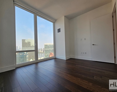 East 44th Street - Photo Thumbnail 5