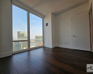 East 44th Street - Photo Thumbnail 4