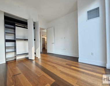 East 44th Street - Photo Thumbnail 4