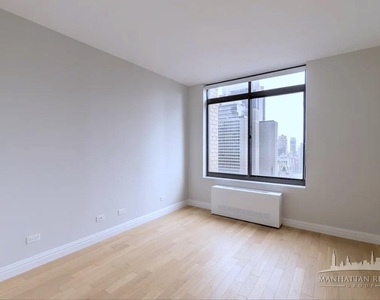W 48th St - Photo Thumbnail 3