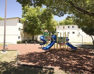800 Ne 12th Ave - Photo Thumbnail 3