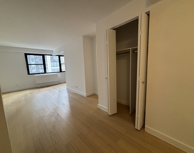 East 39th Street - Photo Thumbnail 3