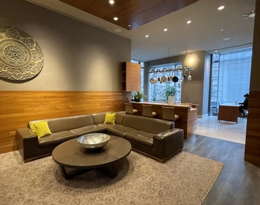 West 31st Street - Photo Thumbnail 5