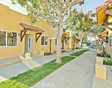 626 W 59th Place - Photo Thumbnail 1