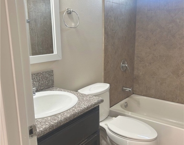 626 W 59th Place - Photo Thumbnail 5