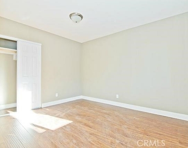 626 W 59th Place - Photo Thumbnail 6