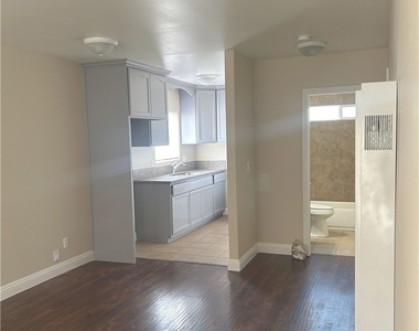 626 W 59th Place - Photo Thumbnail 2