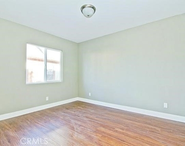 626 W 59th Place - Photo Thumbnail 7