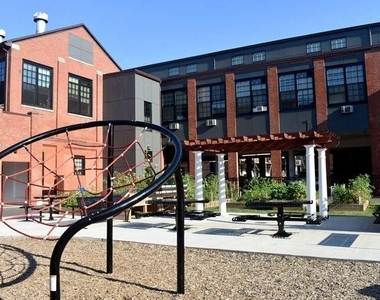 140 Russ St - Photo Thumbnail 1
