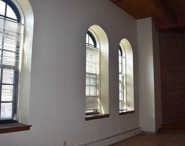 140 Russ St - Photo Thumbnail 10