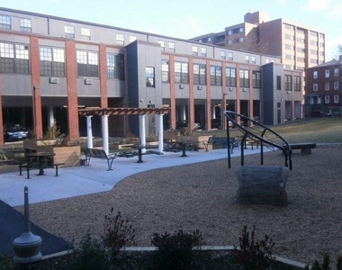 140 Russ St - Photo Thumbnail 3