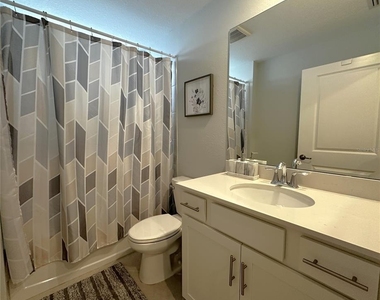 14221 Heritage Landing Boulevard - Photo Thumbnail 19