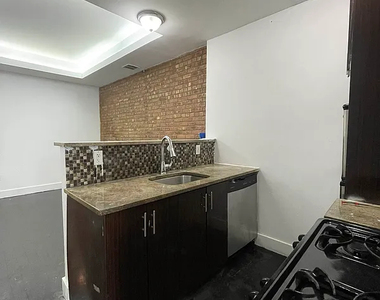 295 Throop Avenue - Photo Thumbnail 2