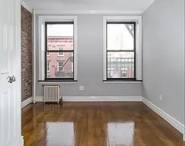 E 10th St - Photo Thumbnail 1