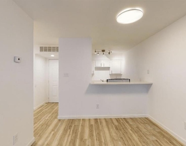 4717 Columbia Ave - Photo Thumbnail 4