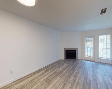 4717 Columbia Ave - Photo Thumbnail 3