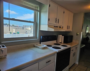 7701 Starkey Road - Photo Thumbnail 9