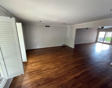 8604 Baltimore Drive - Photo Thumbnail 7