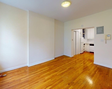 East 81st Street - Photo Thumbnail 3