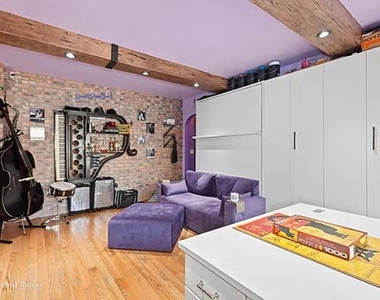 339 E 58th St - Photo Thumbnail 2