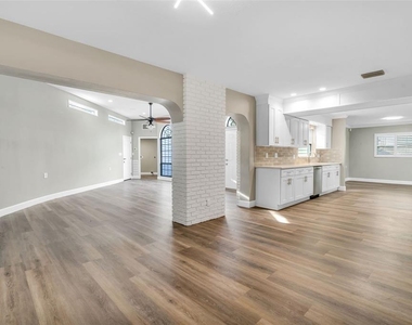 216 S Shore Crest Drive - Photo Thumbnail 8