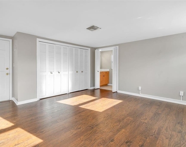 216 S Shore Crest Drive - Photo Thumbnail 14