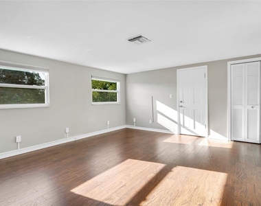 216 S Shore Crest Drive - Photo Thumbnail 15