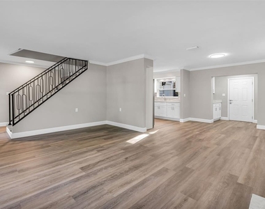 216 S Shore Crest Drive - Photo Thumbnail 4
