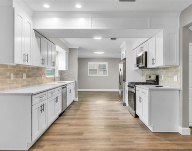 216 S Shore Crest Drive - Photo Thumbnail 7