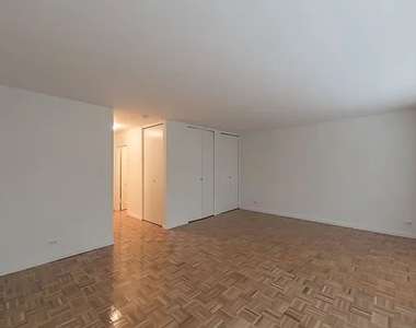 East 87th Street - Photo Thumbnail 4
