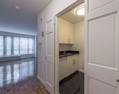 East 87th Street - Photo Thumbnail 5