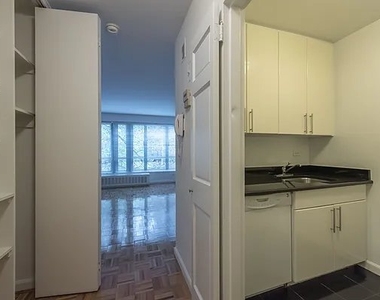 East 87th Street - Photo Thumbnail 7