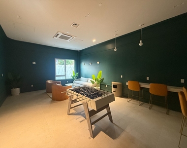 702 East 32nd Street - Photo Thumbnail 17
