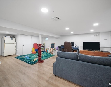346 Walnut - Photo Thumbnail 16