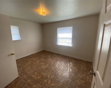 9414 Heno Street - Photo Thumbnail 5