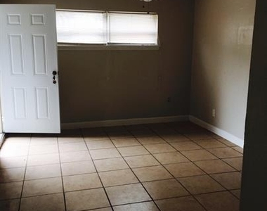2403 Southmore Boulevard - Photo Thumbnail 3