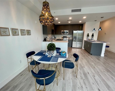 1709 N Tamiami Trail - Photo Thumbnail 15