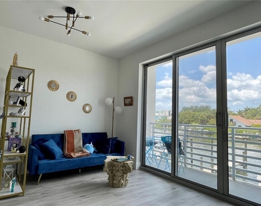 1709 N Tamiami Trail - Photo Thumbnail 13